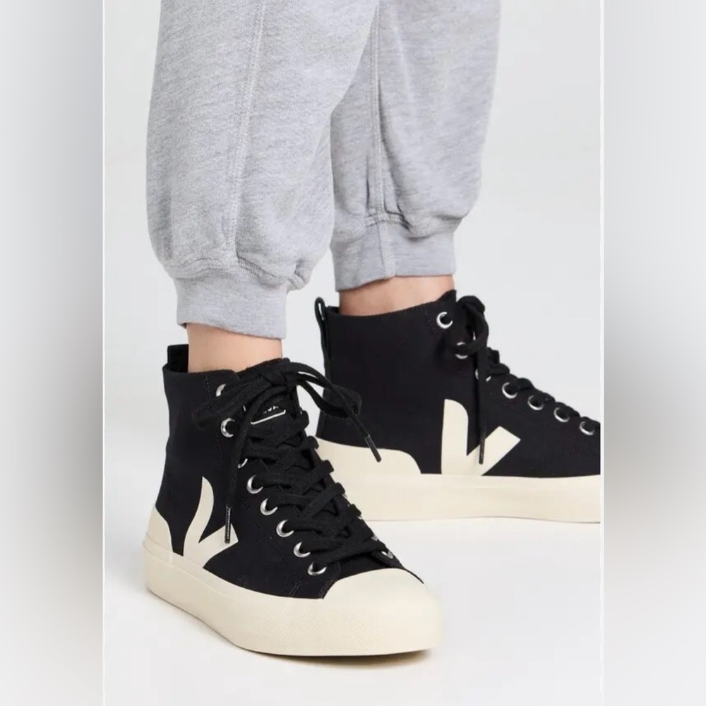 Great condition! Veja WATA II CANVAS BLACK PIERRE